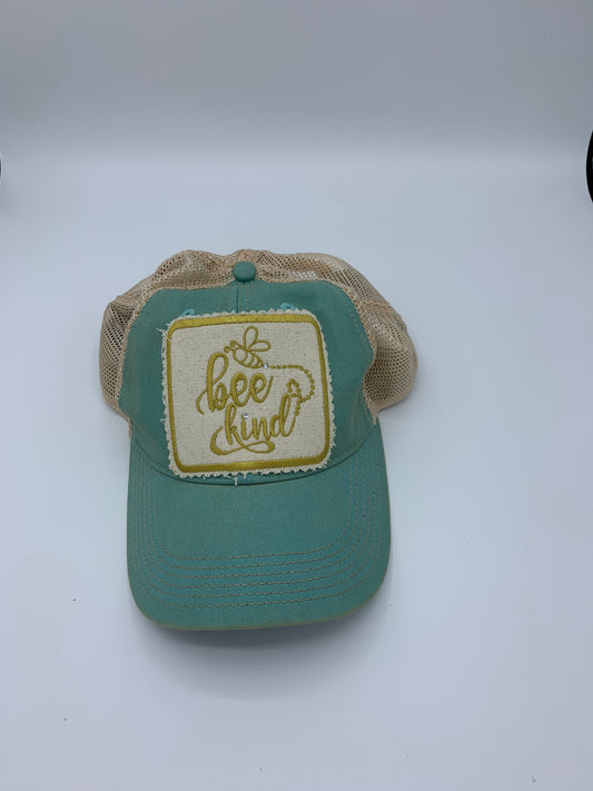 Bee Kind Azul Hat